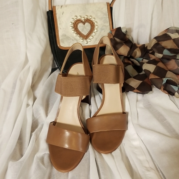 NWOT Sz 9 Tan Leather Chunky heels - Picture 2 of 6